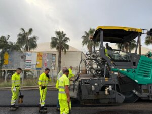 Trabajadores reparando la carretera CV-4126 en Alfafar tras inundaciones
