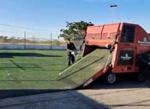 Trabajador retirando la antigua gespa del campo de futbol en Silla