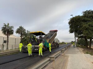Trabajadores realizando obras en el puente de Ikea en Alfafar