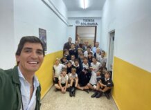 Alumnos participan en la 'Operación Kilo' para ayudar a familias necesitadas.