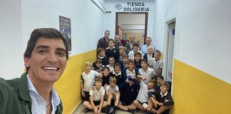 Alumnos participan en la 'Operación Kilo' para ayudar a familias necesitadas.