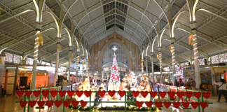 Decoración navideña en el Mercat de Colón de València con árbol y figuras