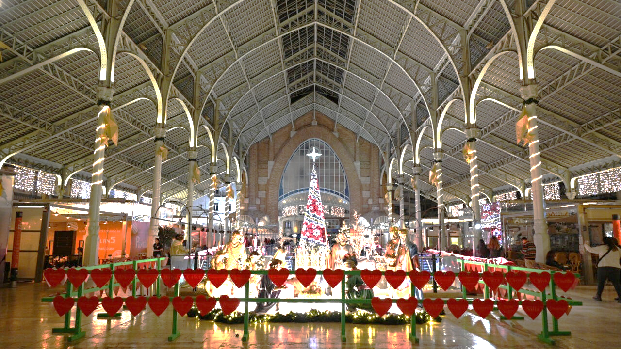 Decoración navideña en el Mercat de Colón de València con árbol y figuras