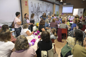 Evento en Paiporta para conmemorar el 25N con mujeres participando en actividades.