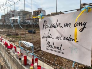 Cartel en una valla en Paiporta sobre la reconstrucción tras la DANA