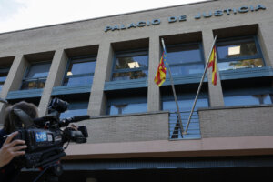 Vista del Palacio de Justicia con banderas ondeando