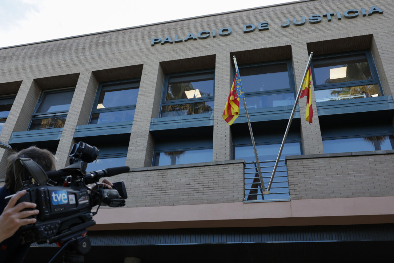 Vista del Palacio de Justicia con banderas ondeando