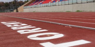 Pistas de atletismo en Parc Central de Torrent con gradas vacías.