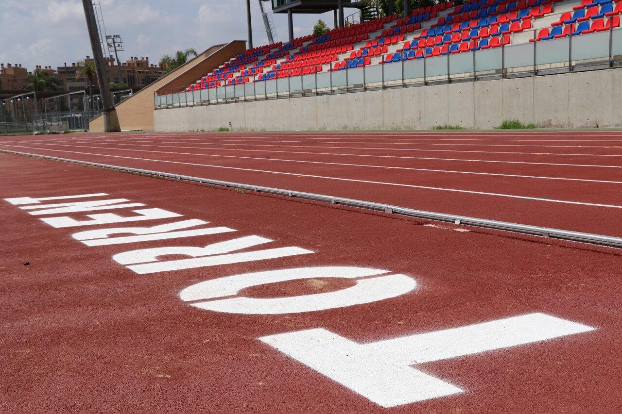 Pistas de atletismo en Parc Central de Torrent con gradas vacías.