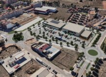 Vista aérea del nuevo parque comercial en Moncada con áreas de estacionamiento