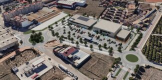 Vista aérea del nuevo parque comercial en Moncada con áreas de estacionamiento