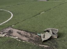 Estado deteriorado del césped artificial en el Parque de Madera de Alboraya