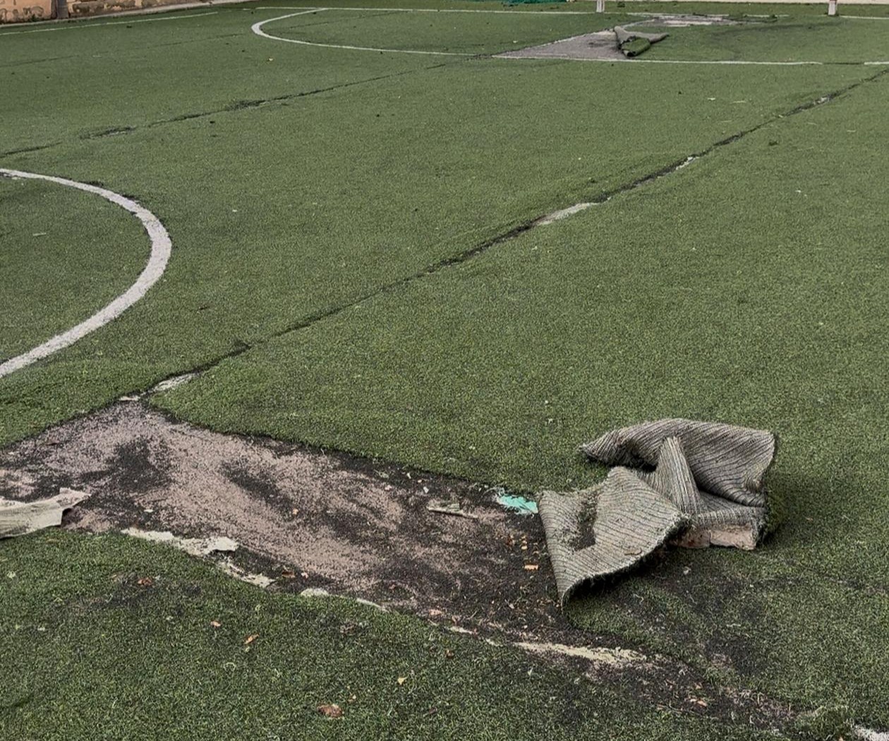 Estado deteriorado del césped artificial en el Parque de Madera de Alboraya