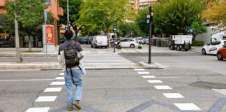 Persona cruzando un paso de peatones semaforizado en València