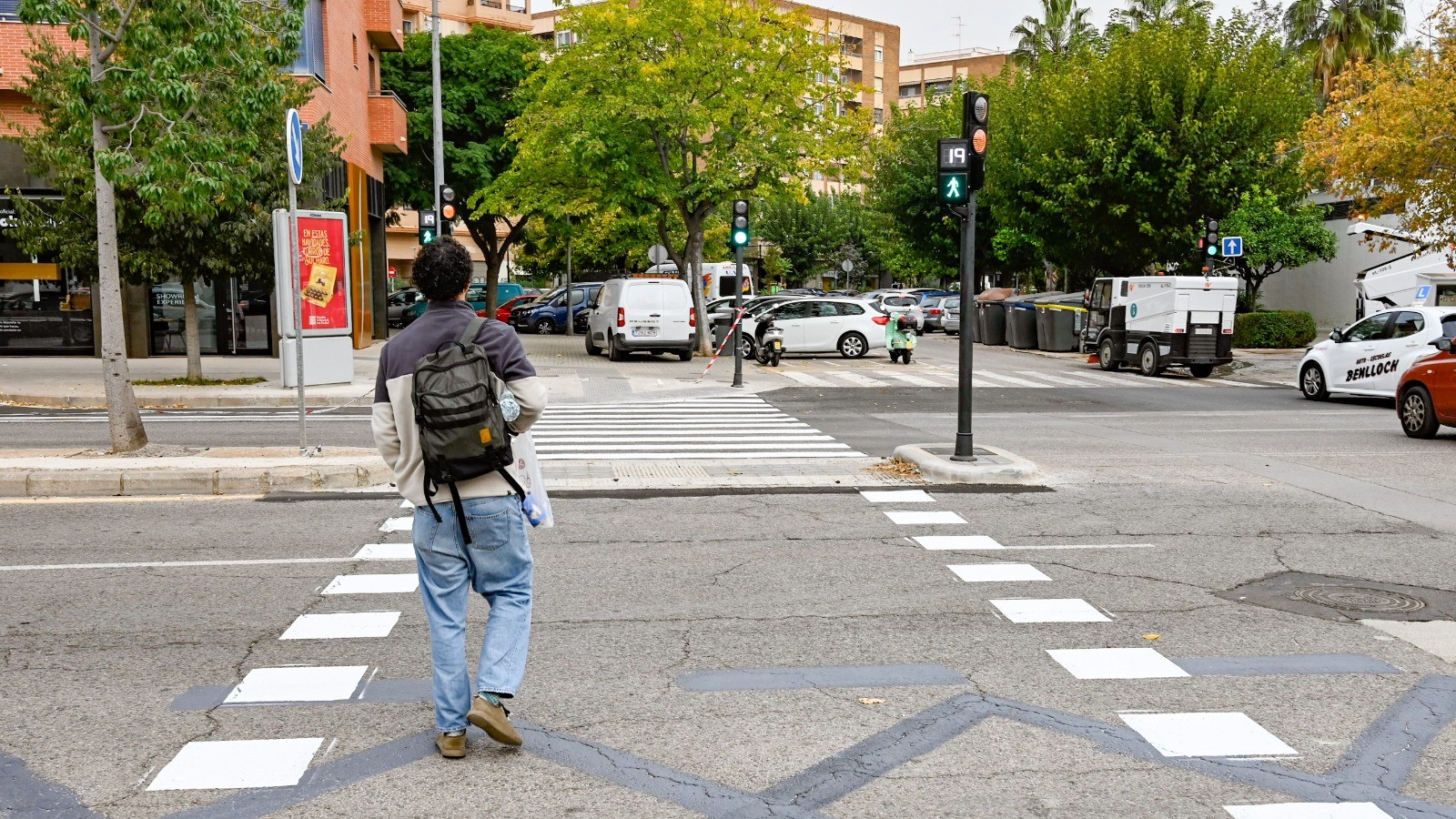 Persona cruzando un paso de peatones semaforizado en València