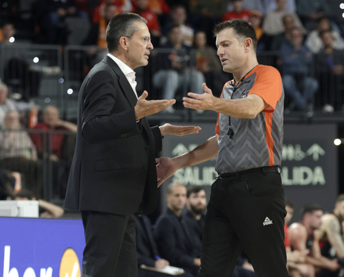 Pedro Martínez discutiendo con un árbitro durante un partido de baloncesto.