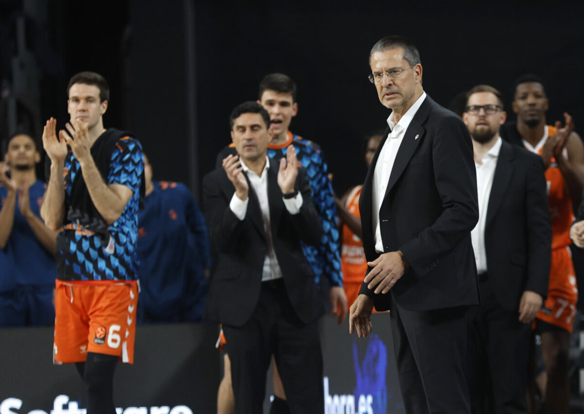 Pedro Martínez en el Roig Arena durante un partido de baloncesto