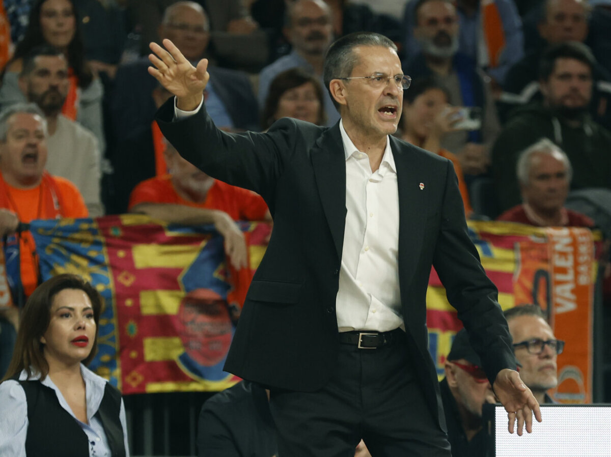 Pedro Martínez dirigiendo al Valencia Basket en el Roig Arena