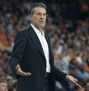 Pedro Martínez, entrenador del Valencia Basket, durante un partido.