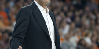 Pedro Martínez: “Somos unos privilegiados por jugar al máximo nivel, pero hoy tendríamos que haberlo hecho mejor” Pedro Martínez, entrenador del Valencia Basket, durante un partido.