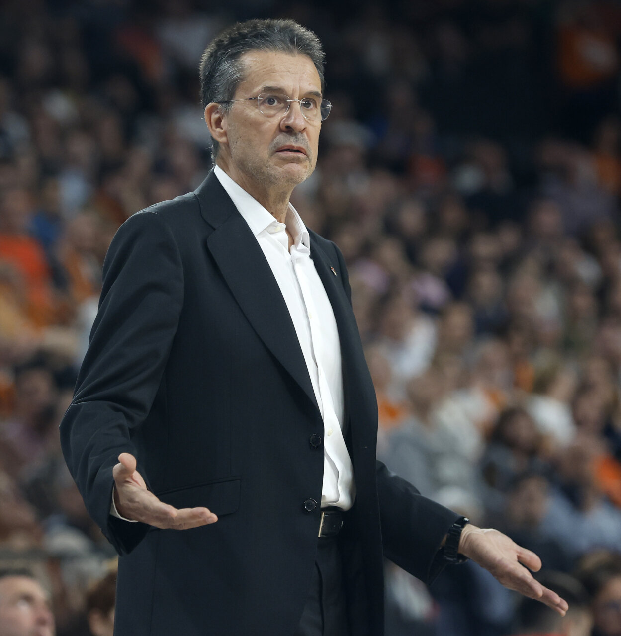 Pedro Martínez, entrenador del Valencia Basket, durante un partido.