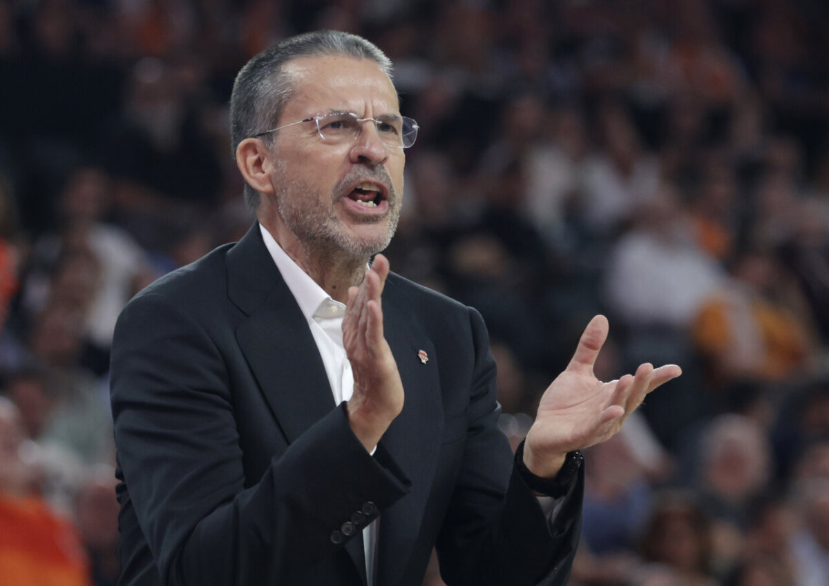 Pedro Martínez hablando durante un partido de baloncesto