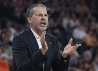 Pedro Martínez hablando durante un partido de baloncesto
