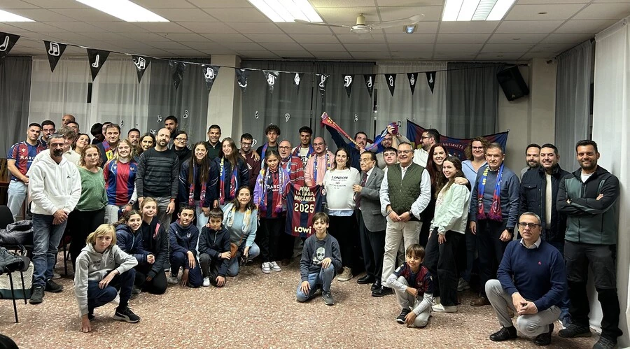 Una amplia representación del Levante UD asiste al primer aniversario de la peña La Rana Mecánica