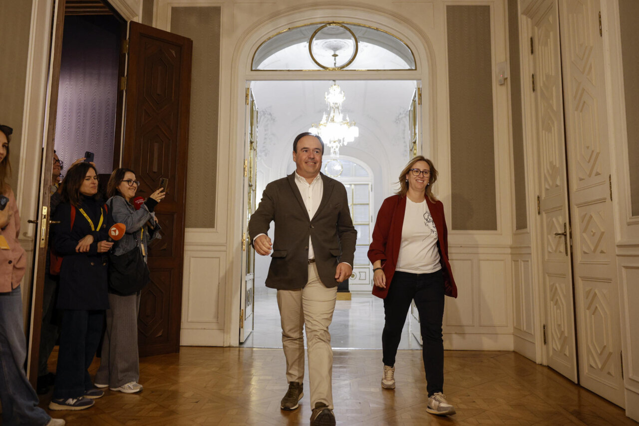 Juan Francisco Pérez Llorca caminando durante un evento político