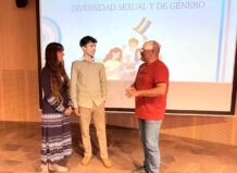 El professorat de Picassent es forma per garantir a l’alumnat LGTBI un entorn lliure de violencia i odi Tres personas conversando en un taller sobre diversidad sexual y de género