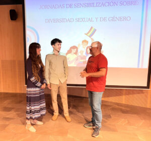 Tres personas conversando en un taller sobre diversidad sexual y de género