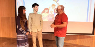 Tres personas conversando en un taller sobre diversidad sexual y de género