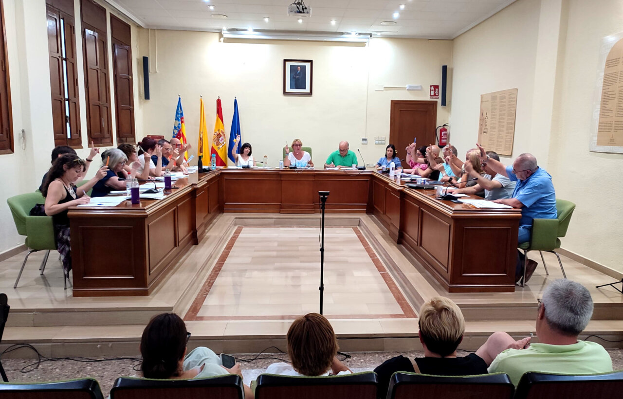 Momento del pleno extraordinario en el ayuntamiento de Benetússer.