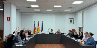 Miembros del Ayuntamiento de Rocafort en pleno municipal. Se aprueban presupuestos para 2026.