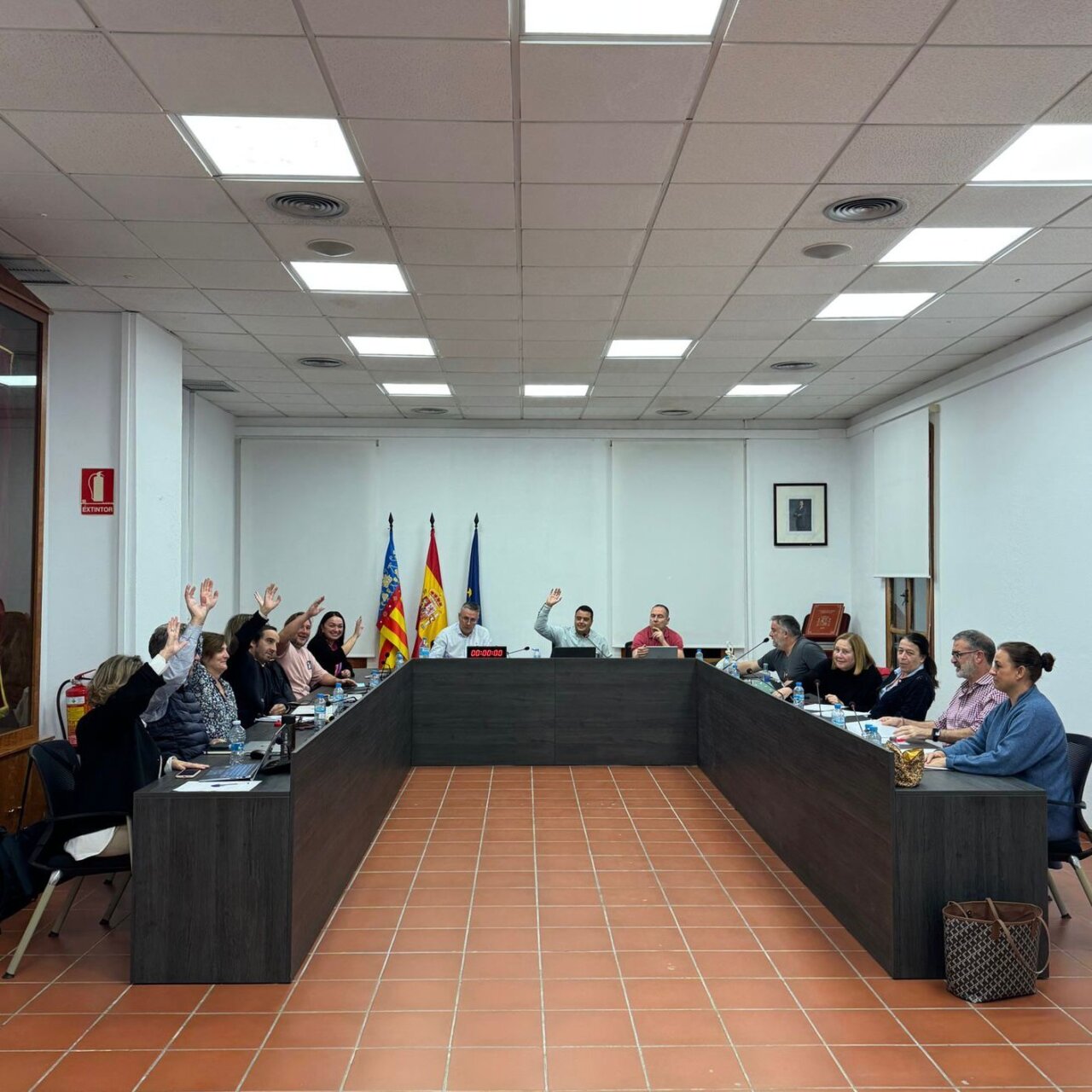 Miembros del Ayuntamiento de Rocafort en pleno municipal. Se aprueban presupuestos para 2026.