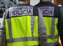 Dos agentes del Cuerpo Nacional de Policía con chalecos reflectantes