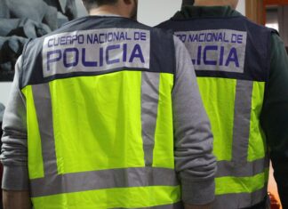 Dos agentes del Cuerpo Nacional de Policía con chalecos reflectantes