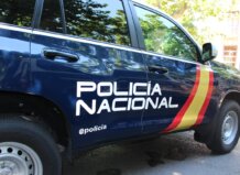 Vehículo de la Policía Nacional con su distintivo visible