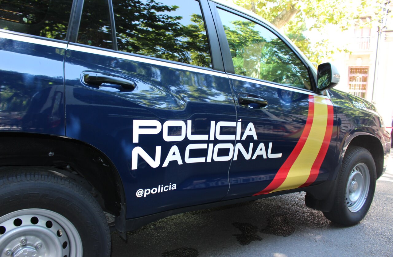 Vehículo de la Policía Nacional con su distintivo visible
