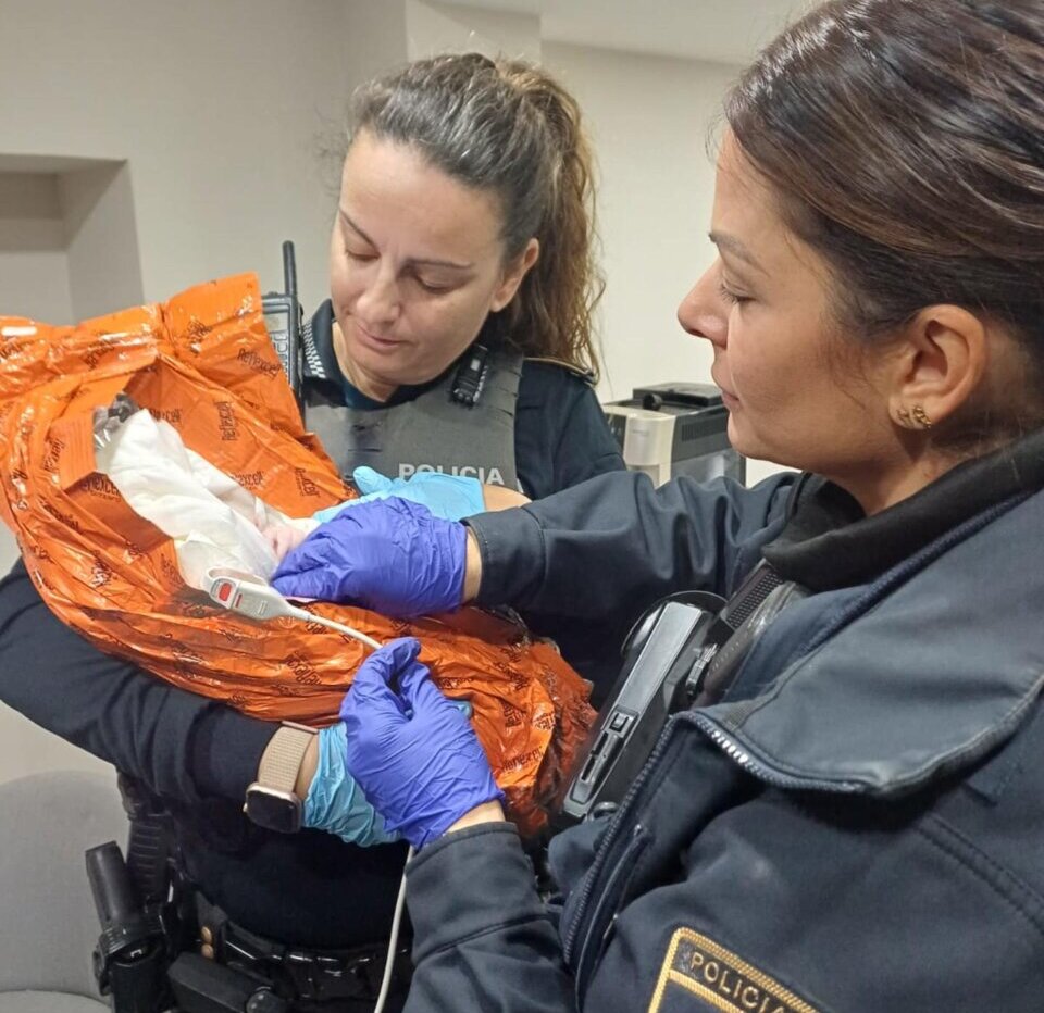 Policías de Valencia asistiendo en el nacimiento de un bebé