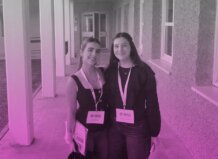 Dos estudiantes sonrientes en el evento del premio nacional.