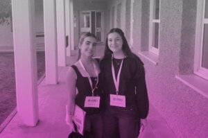 Dos estudiantes sonrientes en el evento del premio nacional.