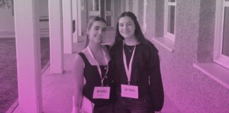 Dos estudiantes sonrientes en el evento del premio nacional.