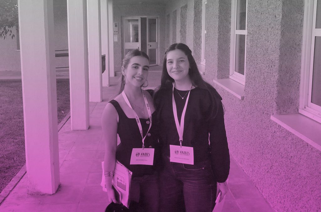 Dos estudiantes sonrientes en el evento del premio nacional.