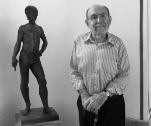 Marc Granell junto a una escultura en un evento cultural