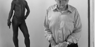 Marc Granell junto a una escultura en un evento cultural