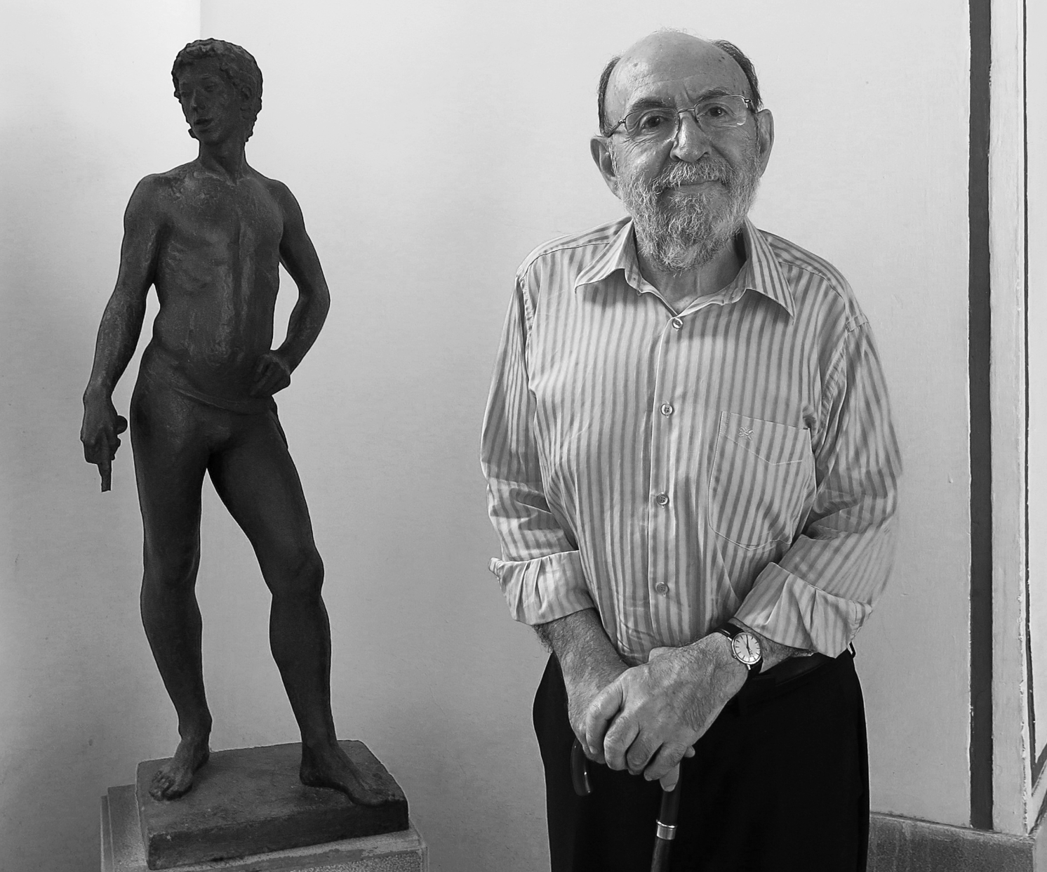 Marc Granell junto a una escultura en un evento cultural