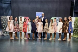 Las telas que lucirá la Corte de Honor Infantil fueron presentadas en Beniparrell.