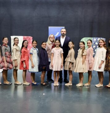 Las telas que lucirá la Corte de Honor Infantil fueron presentadas en Beniparrell.