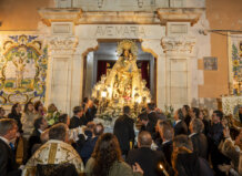 La imagen peregrina de la Virgen de los Desamparados durante su procesión en Benetússer.